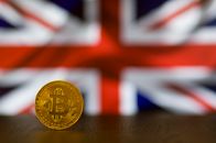 比特币的特写镜头落在模糊的英国国旗上，象征着英国的加密货币