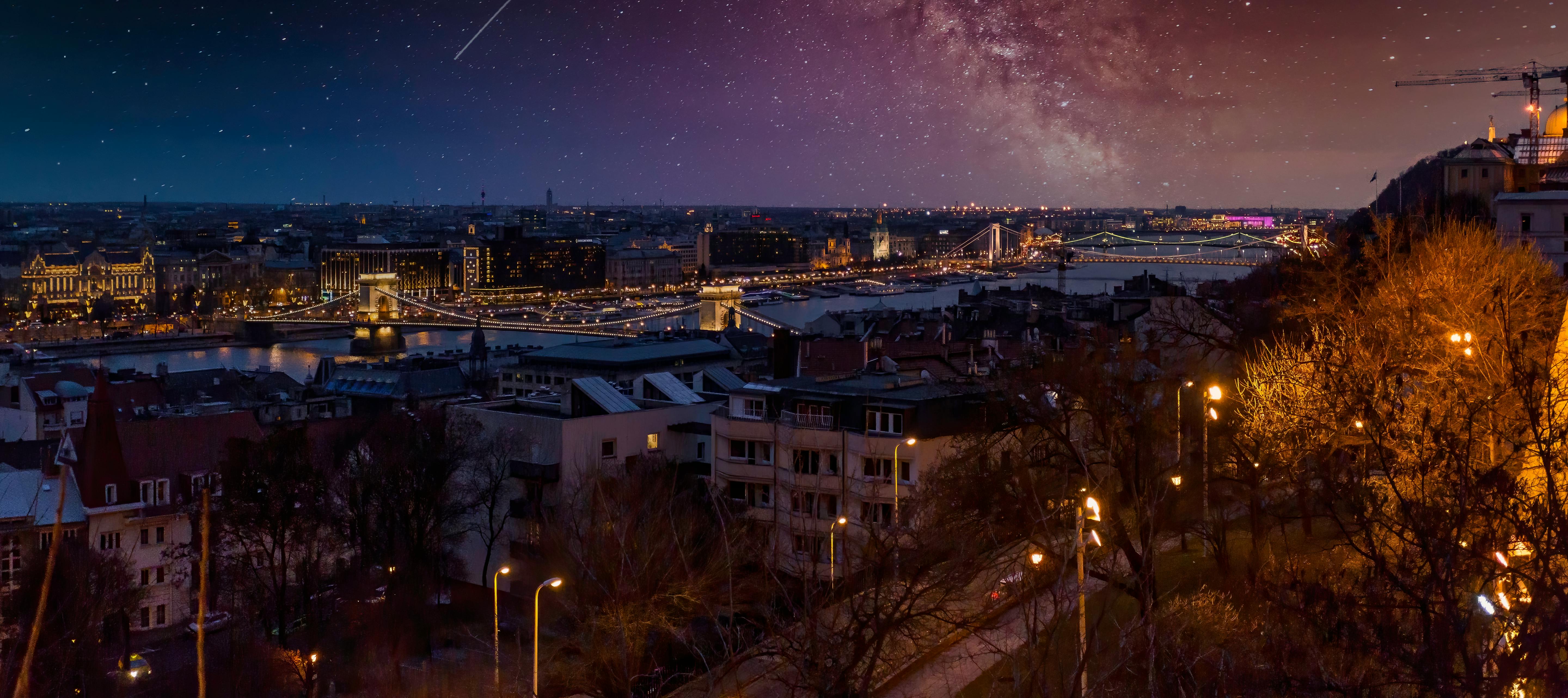 布达佩斯夜晚的城市景观格外美丽，星空下桥梁与城市灯光交相辉映