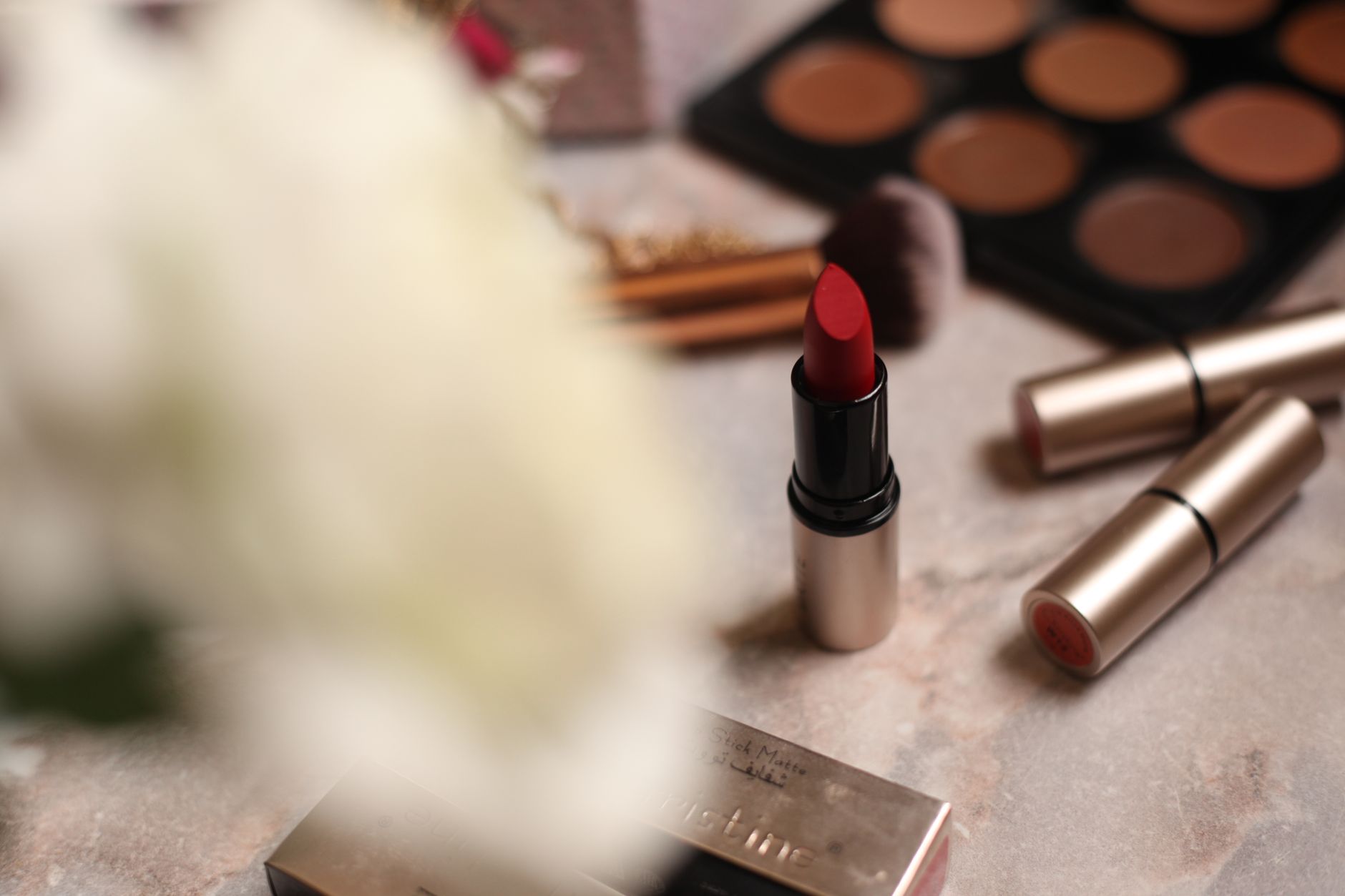 Fenomena Lipstick Effect: Sinyal Penurunan Daya Beli Masyarakat Saat Ini
