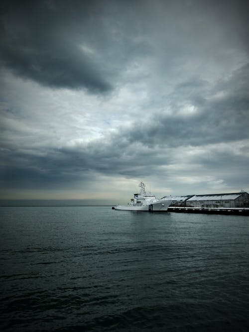 Free stock photo of dark clouds, gray sky, sea