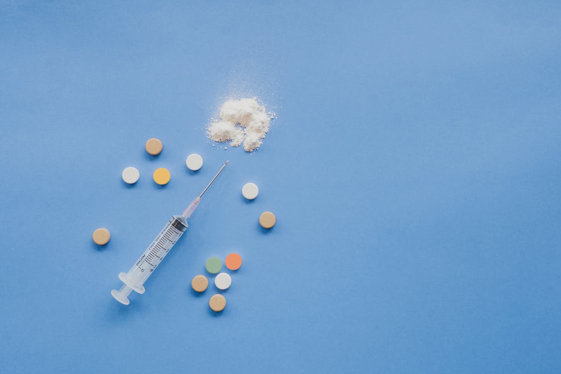 Free Top view of syringe with pills Stock Photo