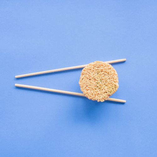 Free Top view composition of tasty noodles and chopsticks arranged on blue background Stock Photo