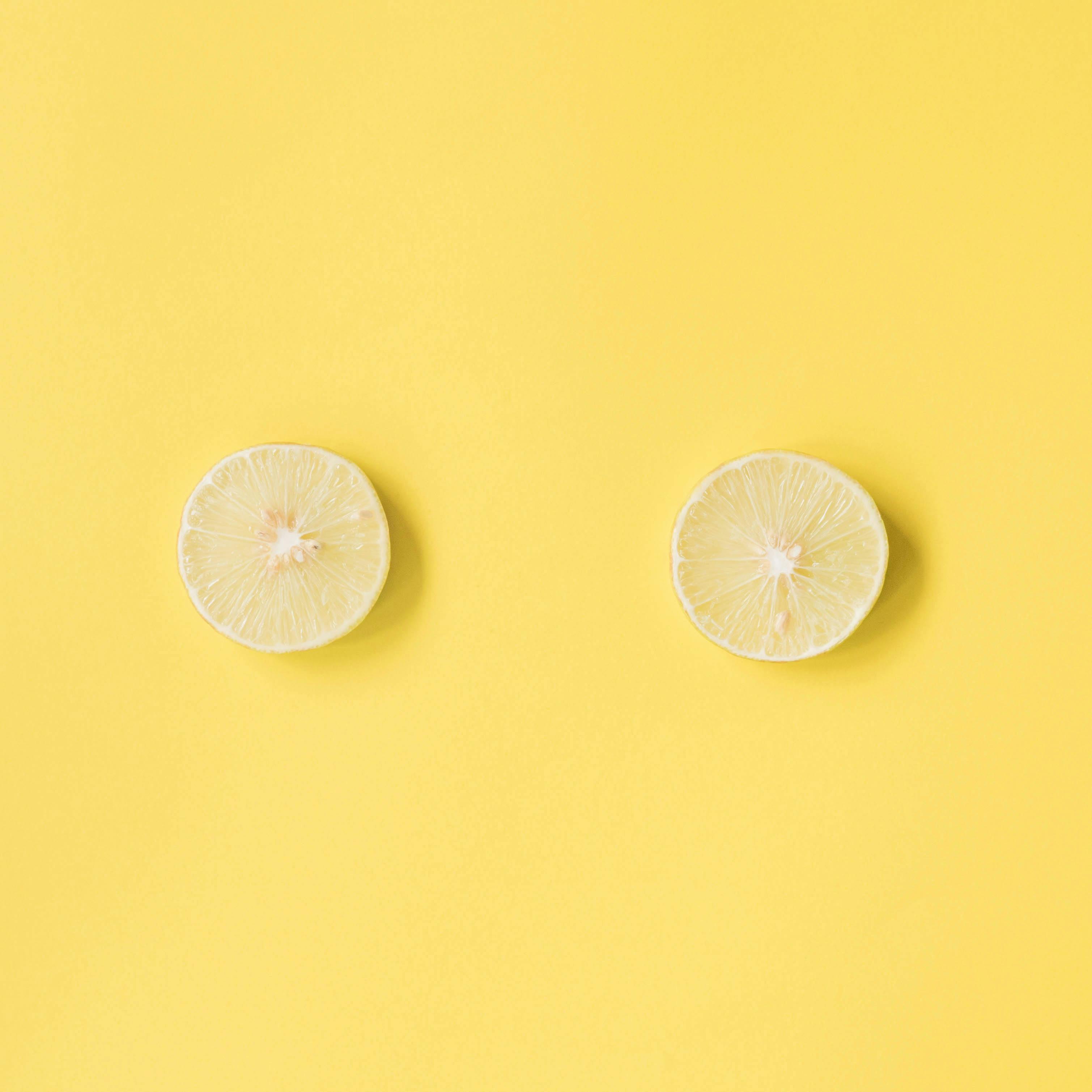 Fresh sliced lemon on pink background · Free Stock Photo