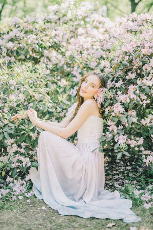 Femme En Robe Blanche Debout Sur Le Champ D'herbe Verte