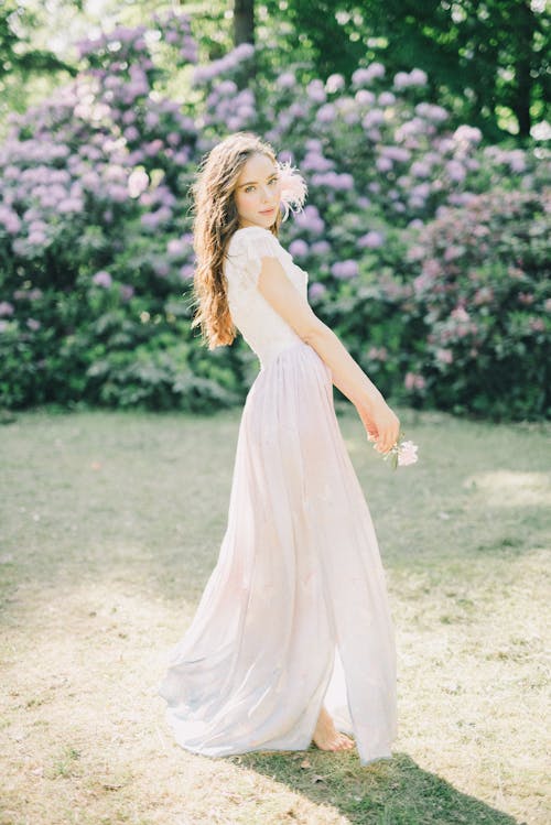 Femme En Robe Blanche Debout Sur Le Sable Brun