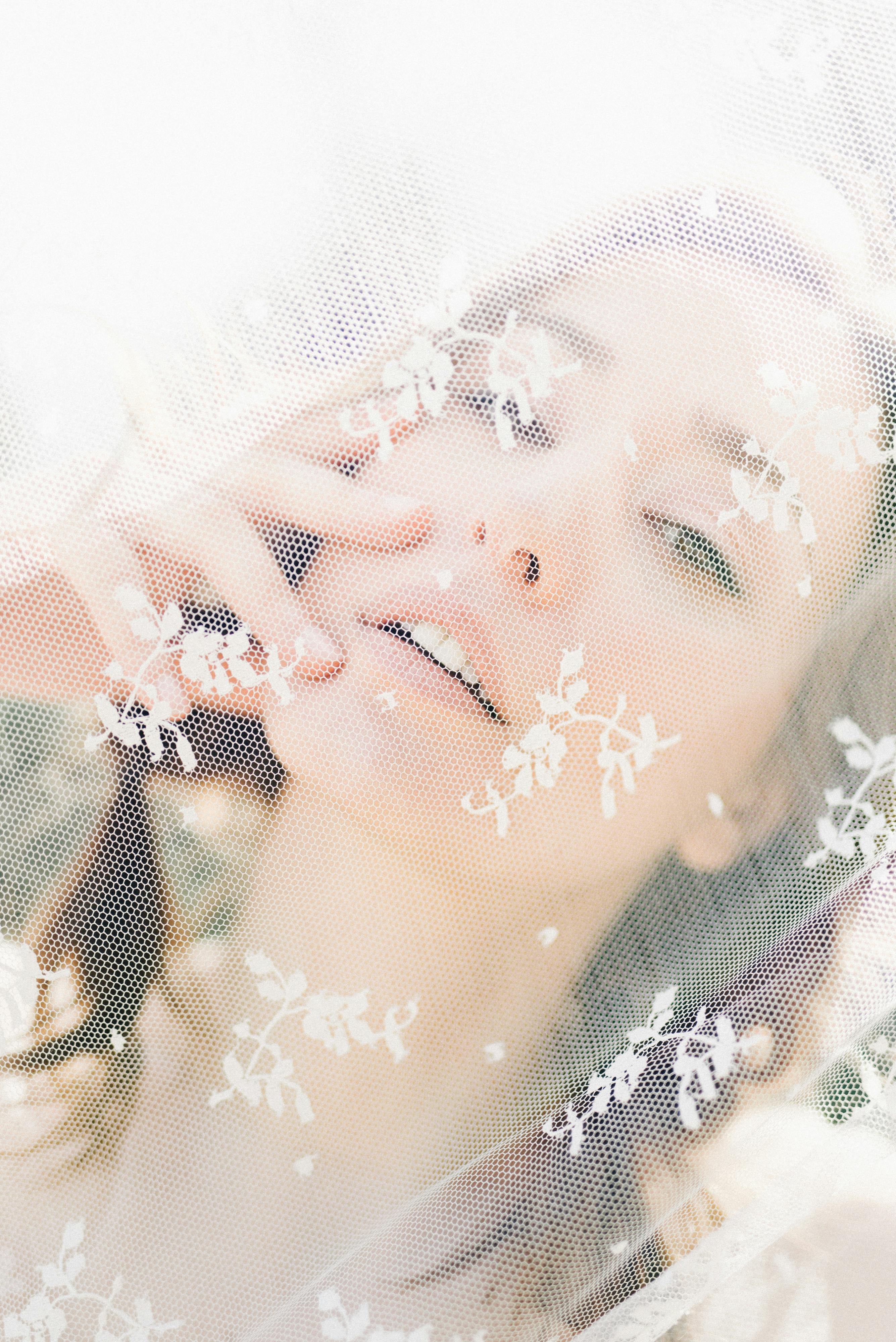 通过蕾丝的女人的空灵肖像，传达优雅和神秘