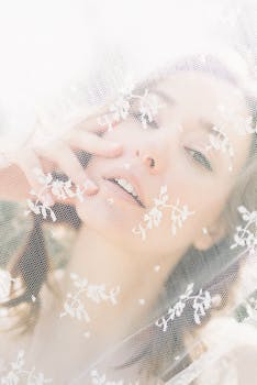 蕾丝描绘出空灵的女性肖像，传递出优雅与神秘