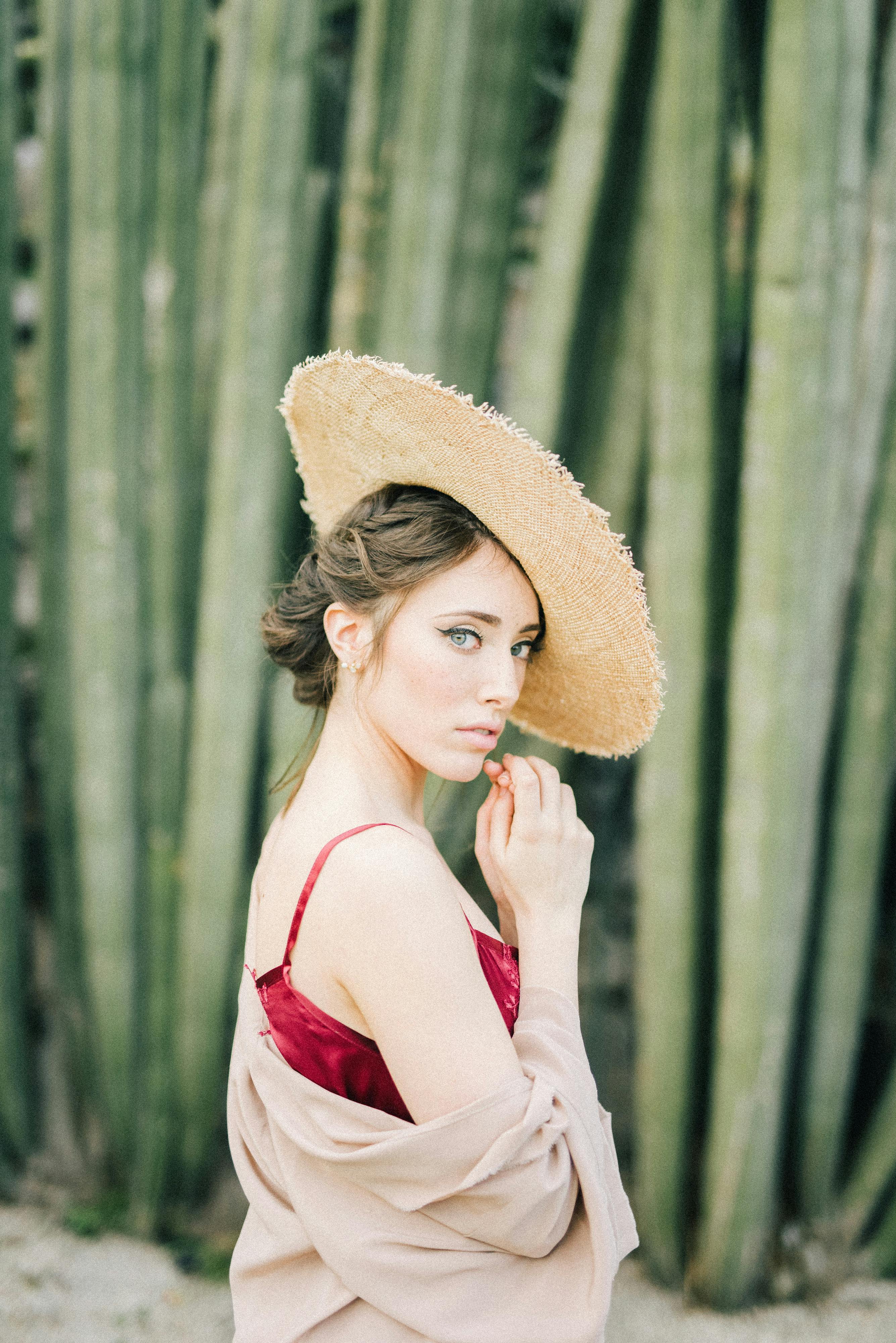 一位戴草帽的女子，在自然背景中优雅肖像