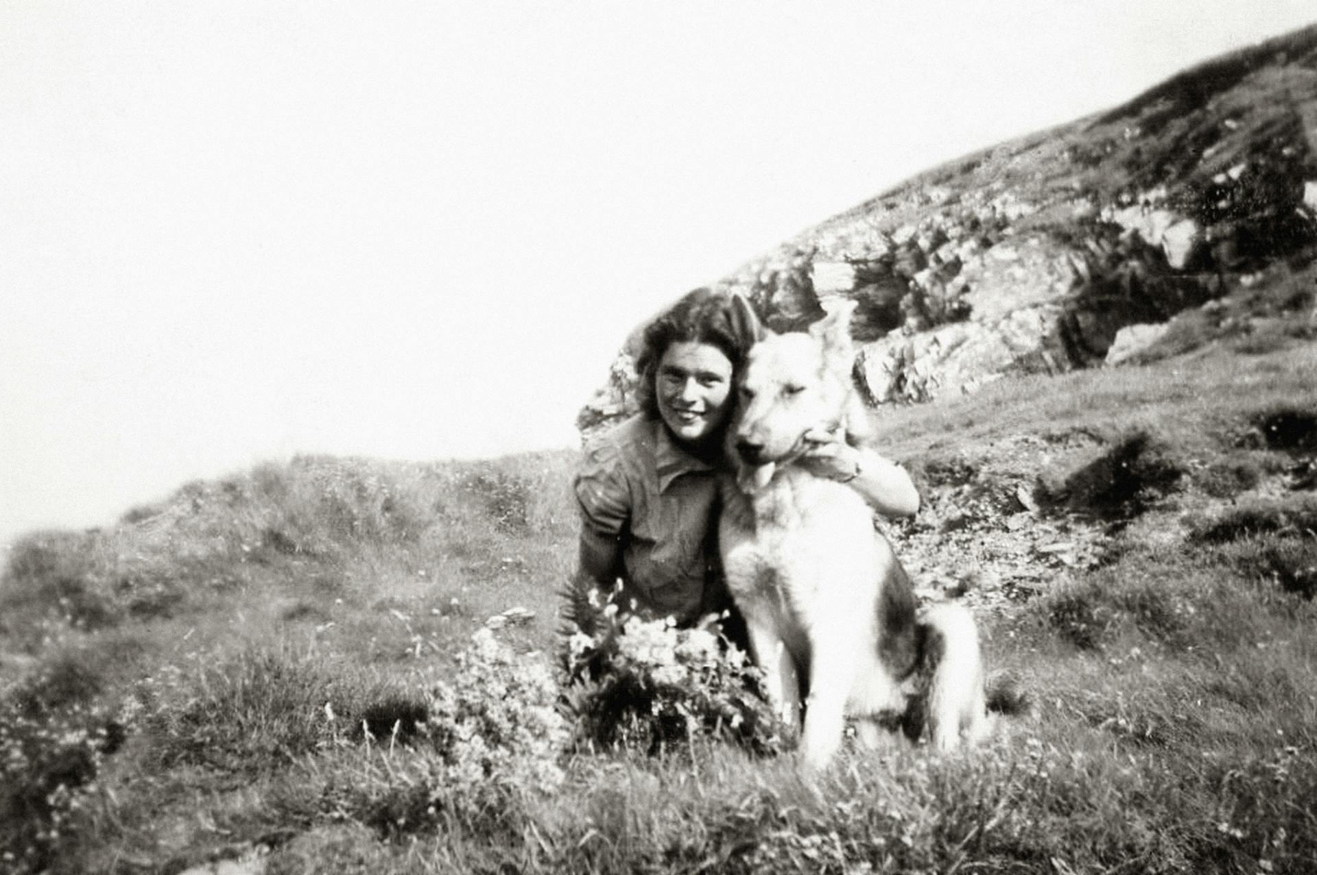 Oude foto van een vrouw met een Duitse herder op een grasveld