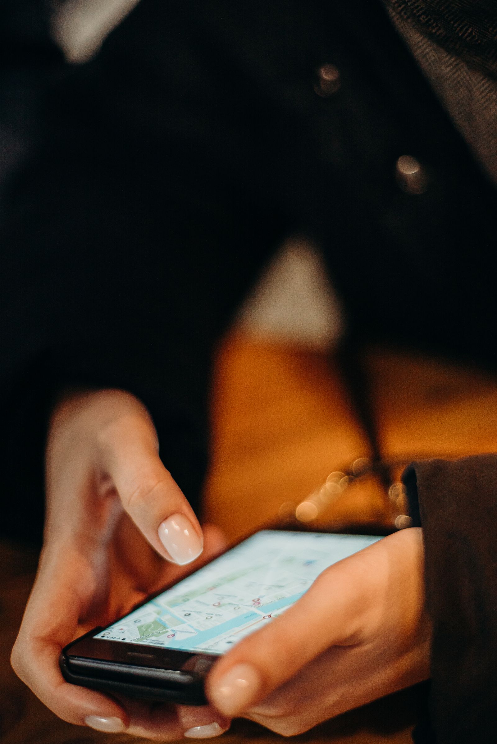 Hände halten ein Smartphone mit geöffneter Kartenansicht – lokale Kunden finden dich über die Karte.