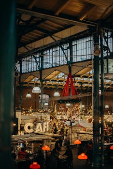 室内圣诞市场洋溢着温暖而节日的氛围，与舒适的咖啡馆环境相得益彰