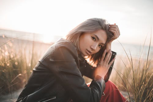 Wanita glamor di pantai senja