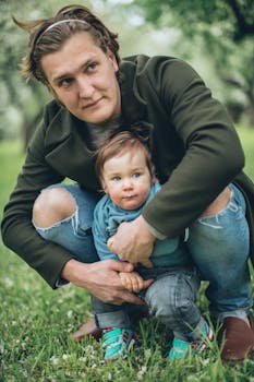 父子俩在绿意盎然的公园里，一起度过了快乐的时光