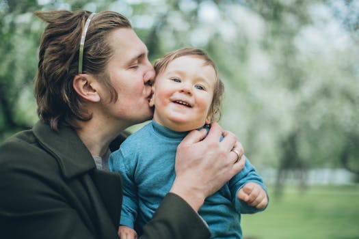 父子在户外的欢乐时光，充满了爱与幸福