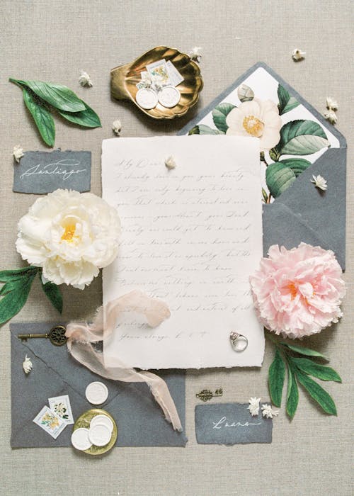 белая цветочная открытка на серо белом цветочном текстиле