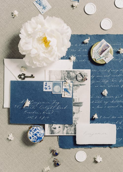Kostenlos Weiße Und Blaue Blumengrußkarte Stock-Foto