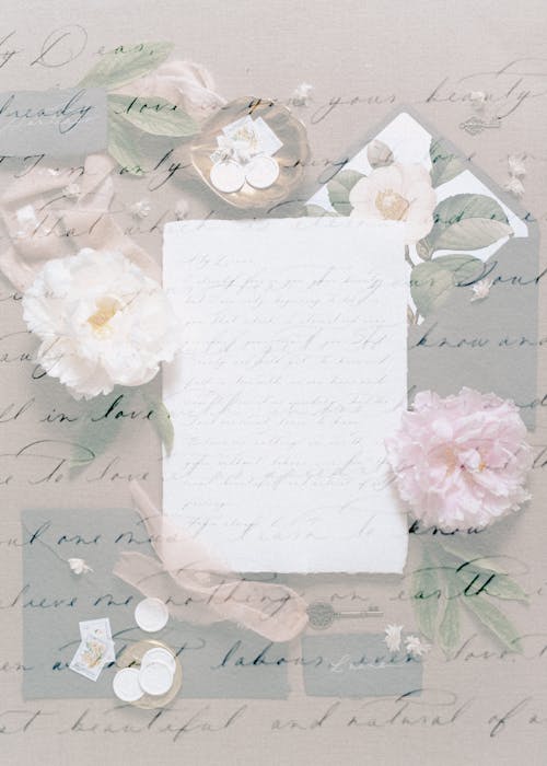Livre Blanc Avec Des Fleurs Roses
