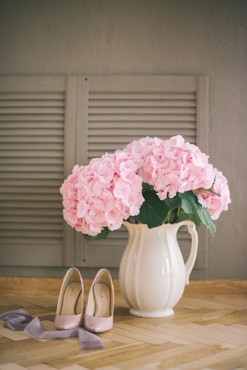 Fleur Rose Et Blanche Dans Un Vase En Céramique Blanche