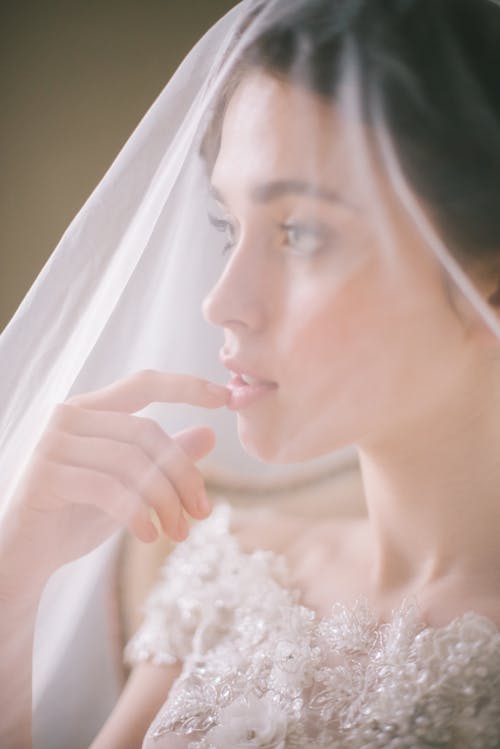 Безкоштовне стокове фото на тему «біла сукня, вертикальні постріл, весільна сукня» стокове фото