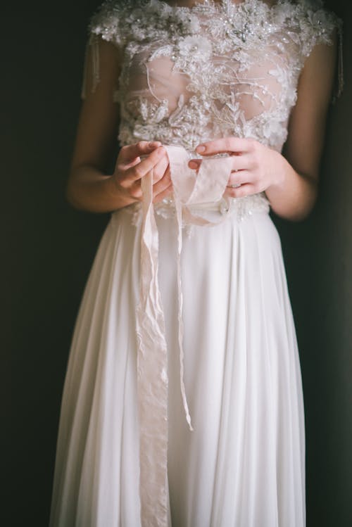 Vrouw In Witte Bloemen Kanten Jurk