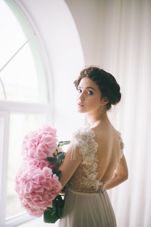 무료 핑크 장미 꽃다발을 들고 흰 꽃 드레스 여자 스톡 사진