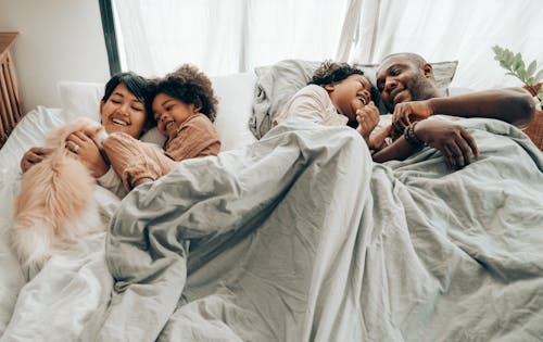 침대에서 행복 한 가족
