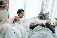 一对夫妇在舒适的卧室里用智能手机与他们的狗建立了联系