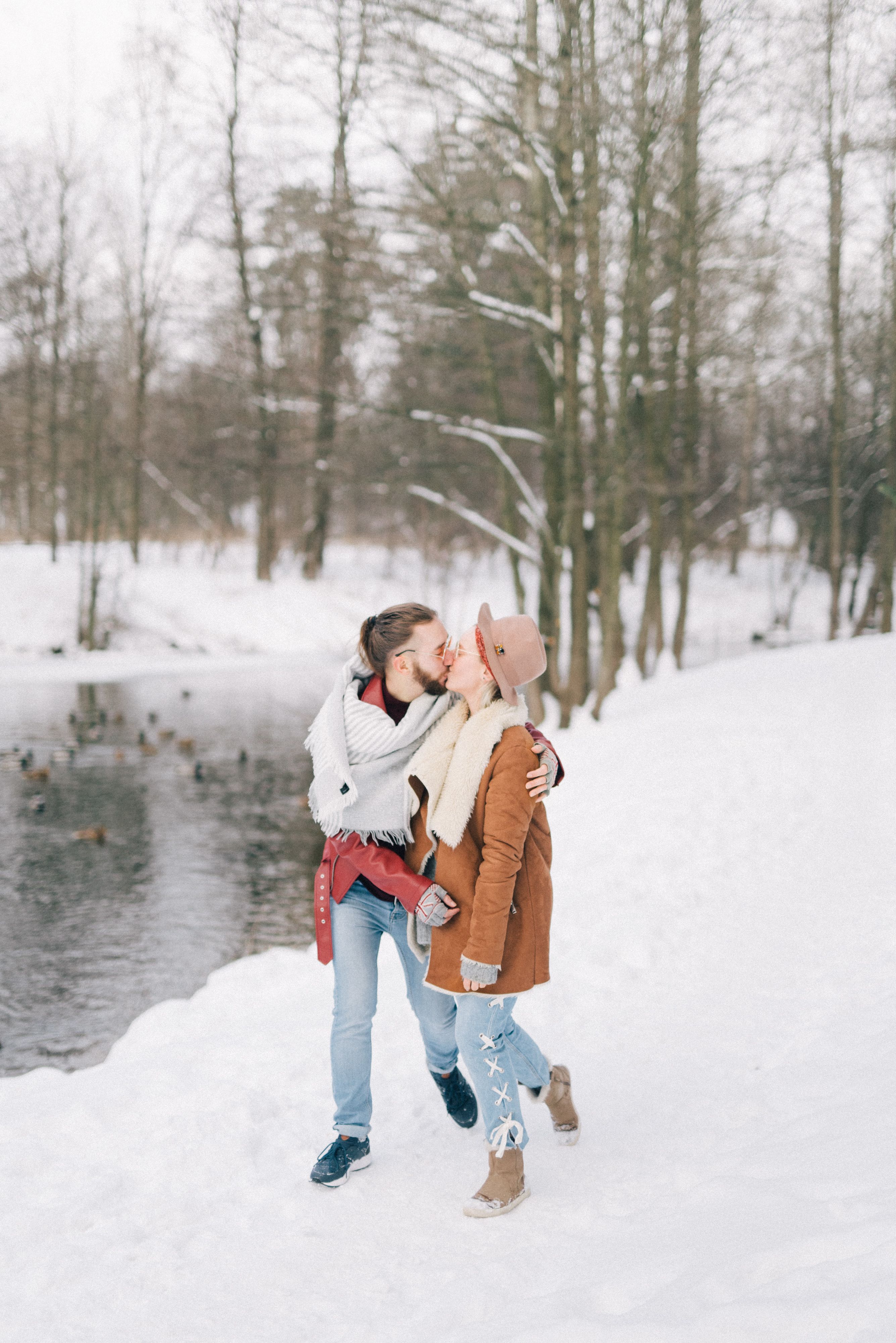 Couple Kissing In The Snow Photos, Download The BEST Free Couple ...
