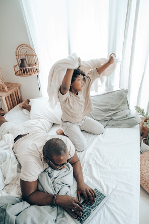 Ingyenes stockfotó afro-amerikai, ágy, apa témában