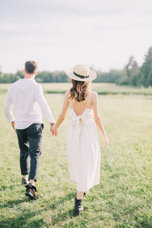 Free Couple Walking and Holding Hands Stock Photo
