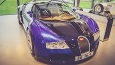 在室内展览中，豪华布加迪威龙跑车优雅地展示着