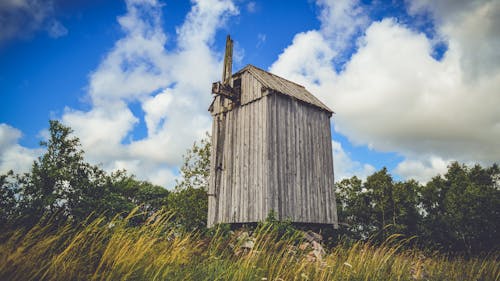 Free Brown Wooden Shed and Grass Field Stock Photo