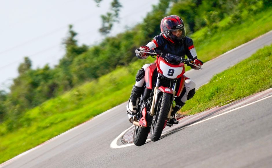 バイクに乗る人