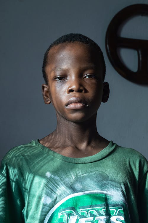 afrikalı-amerikalı çocuk, dikey atış, portre içeren Ücretsiz stok fotoğraf
