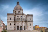 里斯本国家万神殿的巴洛克式建筑，凸显了其壮丽景色