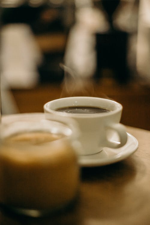 Ücretsiz bir fincan kahve, cappuccino, çekici içeren Ücretsiz stok fotoğraf Stok Fotoğraflar