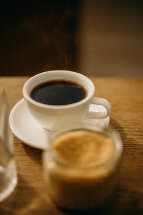Fotobanka s bezplatnými fotkami na tému atraktívny, cappuccino, čierna káva