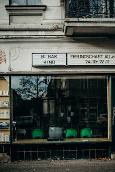 柏林一家老式电影院的立面透过一扇大窗户，展示着怀旧的旧电视