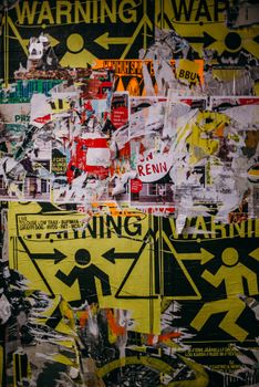 城市墙上充满活力的撕破海报拼贴画，展现了街头艺术与混合媒体的魅力