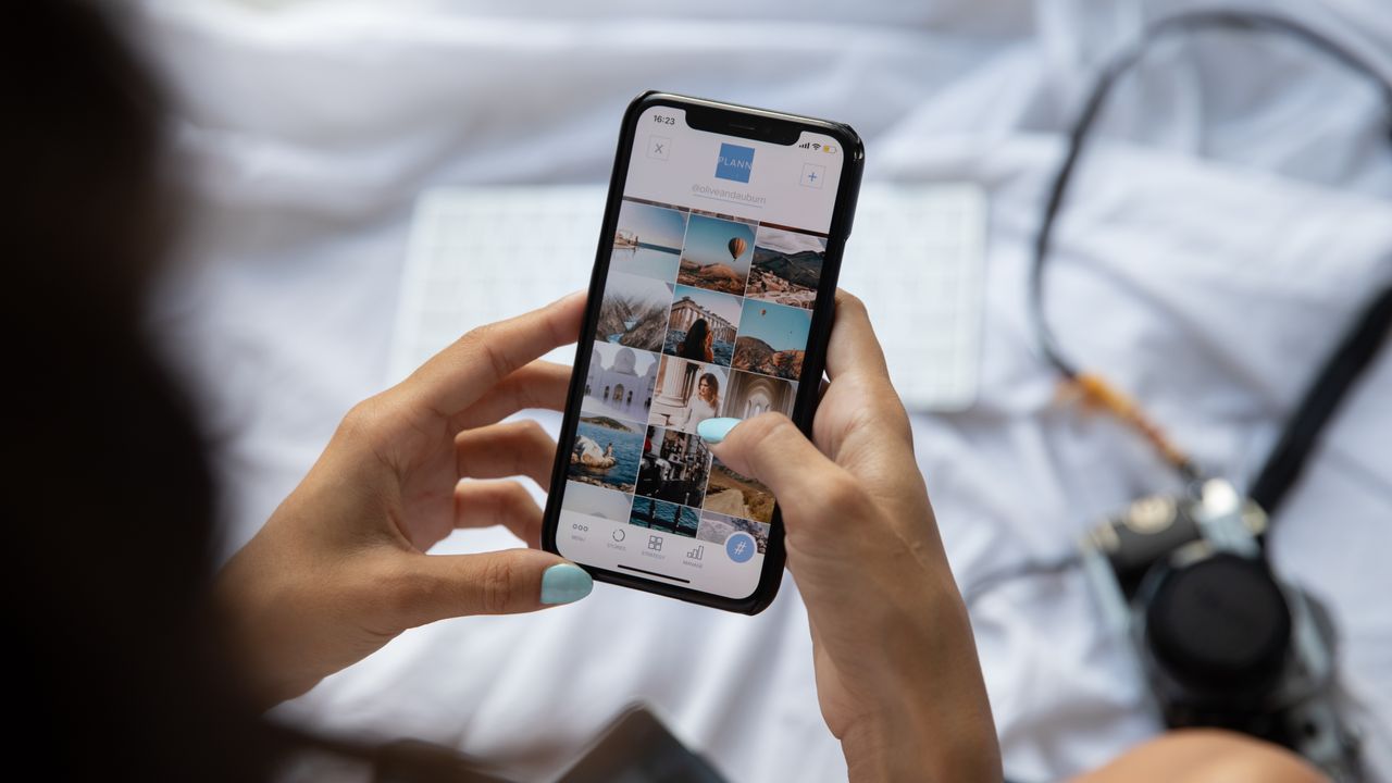 Smartfon zakupy online mobile commerce sklep internetowy ręka aplikacja