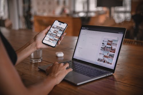 Frau Mit Smartphone Und Laptop