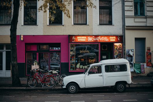 柏林市中心一家充满活力的唱片店前，停着一辆复古白色汽车
