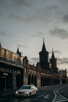 黄昏时分，柏林奥伯鲍姆大桥与城市景观构成迷人景色，火车和出租车穿梭其间