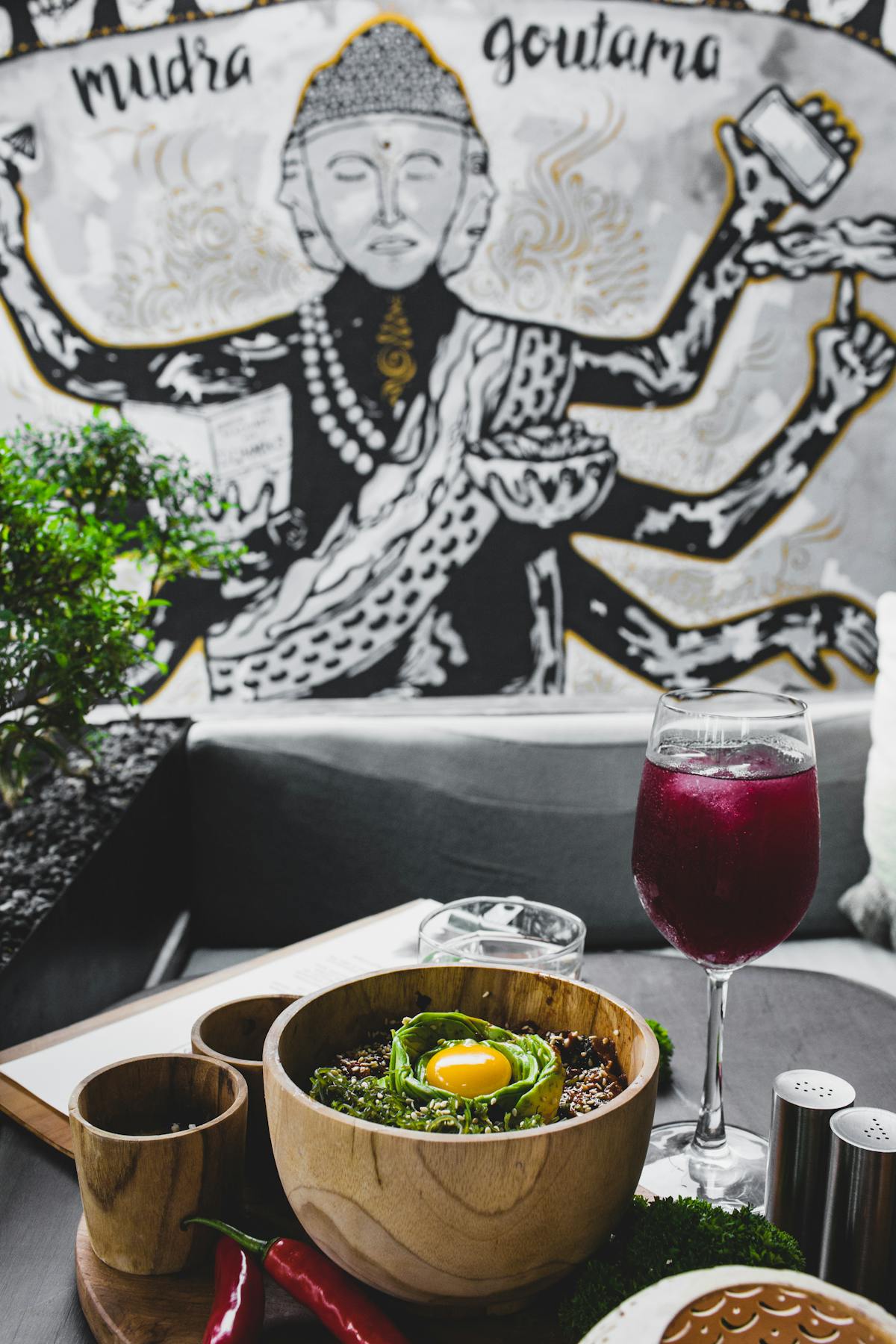 Ciotola con miscela di lenticchie sode e tuorlo al centro