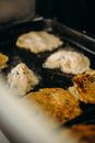 韩国煎饼在街头食品市场的烤架上嘶嘶作响，香气四溢