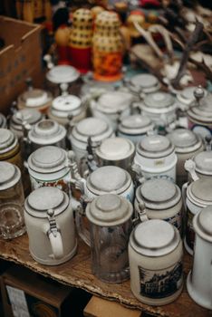 老式陶瓷啤酒桶在跳蚤市场或交换会上的特写镜头