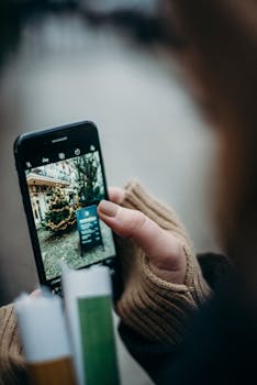 有人在圣诞市场用智能手机拍下了节日场景的照片