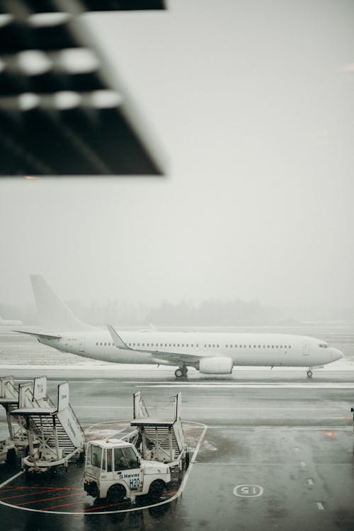 Free White Passenger Plane in the Sky Stock Photo