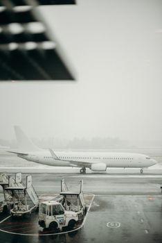 一架商用飞机停在积雪的跑道上，展现了航空旅行的条件