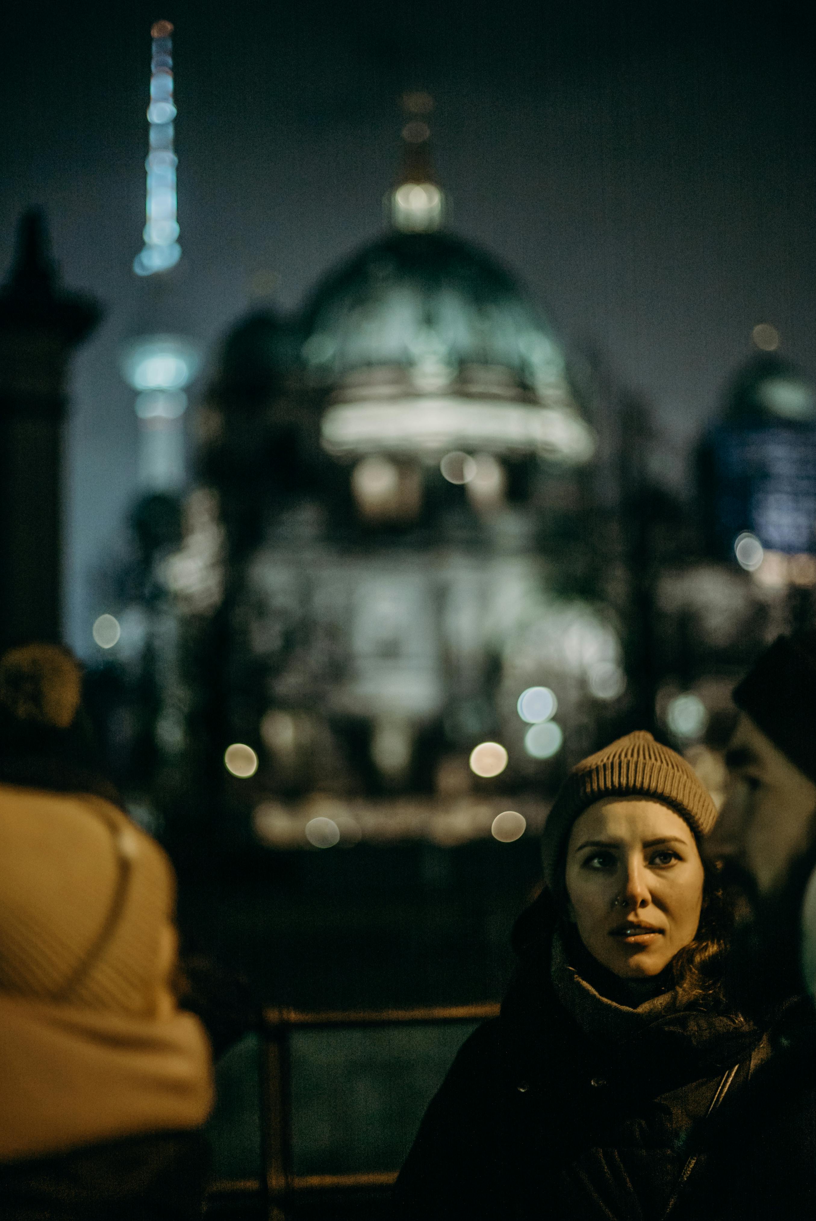 以电视塔为背景，柏林大教堂和夜间的人们变得模糊